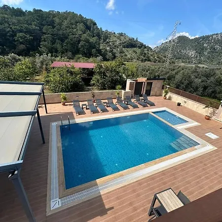Close To Lake, וילה